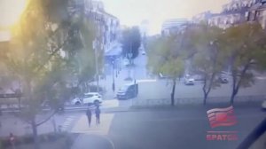 Сотрудники полиции ищут участников инцидента, где автомобиль не пропустил пешехода и наехал на него.