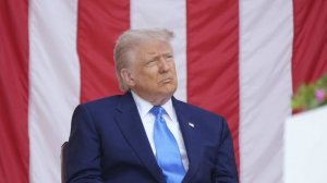 Трамп заменил портрет Байдена в Белом доме на фото устройства для автоподписи