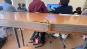 Отпилил кусочек парты!!!