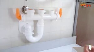 Установка сифона Spazio 2 с пластиковым отводом