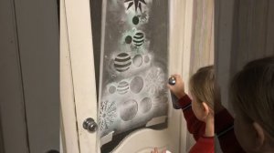 Новогодний декор трафаретом