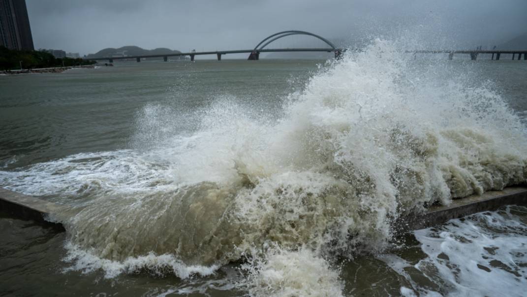 Сметает все на пути: тайфун Рагаса накрыл несколько провинций в Китае