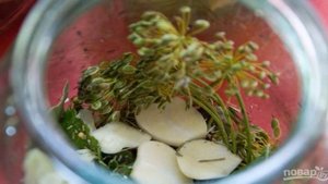 Маринованные корнишоны в банках