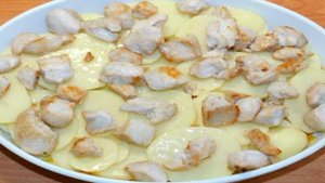 Картофель с куриным филе под сырной шапкой
