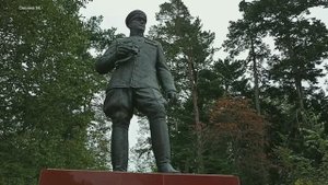 Орудия прошлых лет за площадью Славы. Южно-Сахалинск