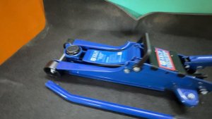 Домкрат автомобильный подкатной 2.5т низкий AE&T