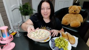 Мукбанг Салат Оливье, Картошка жареная, Виноград, Слива, Сок