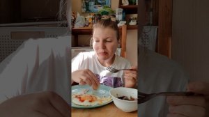 Мукбанг. Яичница глазунья, закуска из баклажан