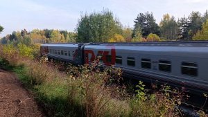 Пригородный поезд Киров - Луза под ТЭП70БС на перегоне Киров-Котласский Матанцы, осень 2025 год