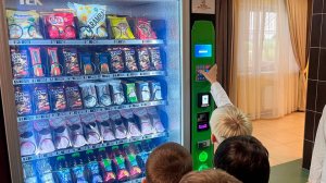 Автоматы с полезной едой появились в школах Беларуси. Что предлагают школьникам на перекус?