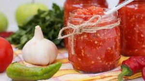 Аджика с яблоками.