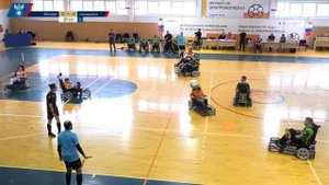 Игрок зелёной команды после удара от ворот наносит сильный удар с разворота. Какое решение судьи?