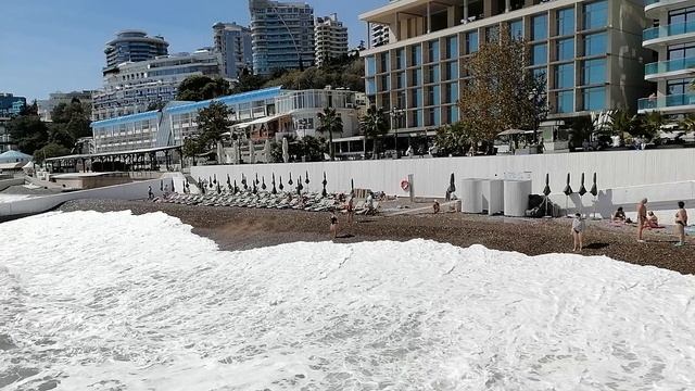 Ялта. Приморский пляж. Шторм вытеснил отдыхающих.
