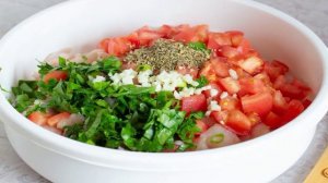 Куриные оладьи с помидорами и базиликом