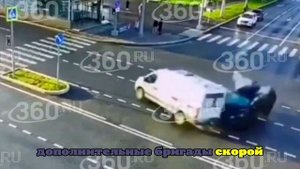 В Москве на видео сняли, как авто с медиками перевернулось в момент ДТП с Volvo