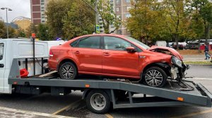 Автомобиль влетел в автобусную остановку на западе Москвы