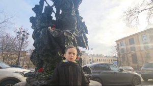 Воспитанник  нашего детского сада читает стихи у музея блокады