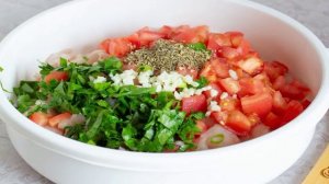 Куриные оладьи с помидорами и базиликом