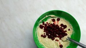 Кулич с вишней и клюквой