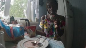 Анн из Африки Хозяиничает впервые пробует Сливы, ВиНОГРАд  Пряники. Гречу и  Селёдку 231 mp4