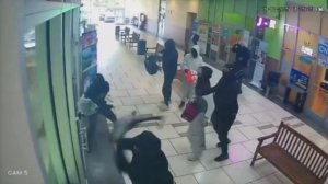 #США В Калифорнии владелец ювелирного магазина выстрелами разогнал толпу вооруженных строительным