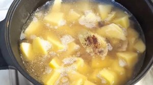 Картофель, тушенный в сметанном соусе с грибами