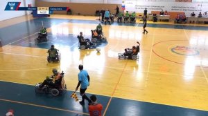 Игрок вводит мяч из-за боковой линии. Какое решение примет судья?