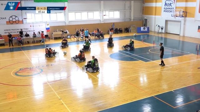 После ввода мяча из аута игрок получает пас.  Какое правило было нарушено?