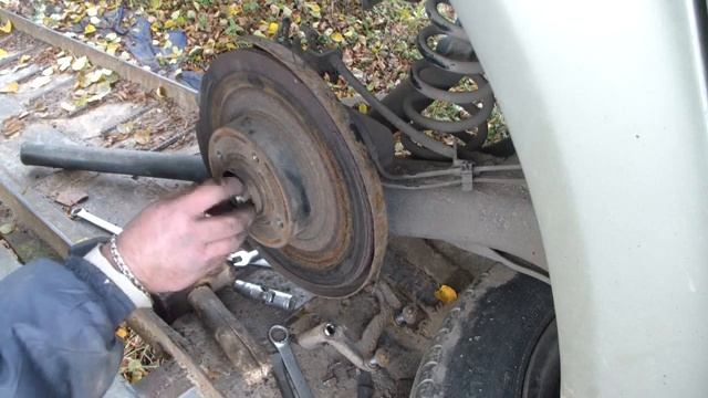 Замена задних тормозных дисков и колодок на Рено Сценик 2 / Меган 2 своими руками смотреть онлайн