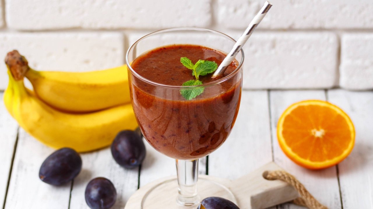 5 минут — и смузи готов! Слива + банан + апельсин = витаминный взрыв 🍑🍊