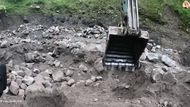 Строительство, экскаватор копает песок