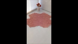 Декоративная , вязаная крючком салфетка , персикового цвета
