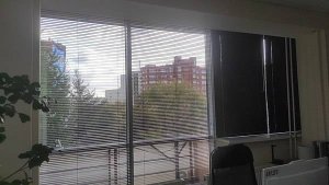 Серые глянцевые жалюзи HOLIS для создания комфортной рабочей атмосферы в офисе.