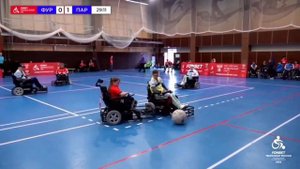 Два игрока борются за мяч. Какое решение должен принять судья?