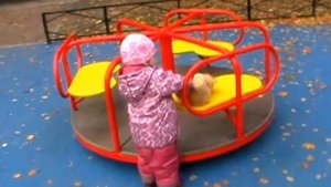 Вика с мишкой на детской площадке