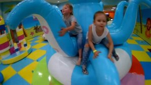 Играем в игровой комнате и танцуем с друзьями.