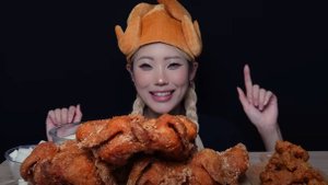 🔥🍲 Мукбанг и Mukbang : ДЕВУШКА и ЦЕЛАЯ ЖАРЕНАЯ КУРИЦА! Хрустит косточками и пробует соус