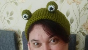 МК ♥️ повязка на голову лягушка. спицами и крючком. часть 2. глазки и сборка