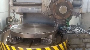 На карусельном 1512 м обработка крышки клапана