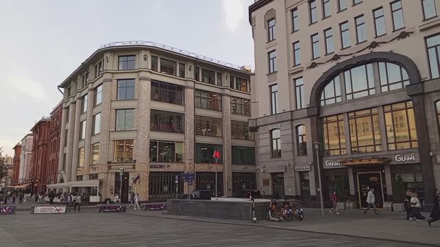 У станции метро «Лубя́нка». Москва.