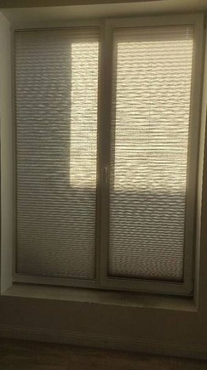 Шторы плиссе для легкого регулирования солнечного светового потока.