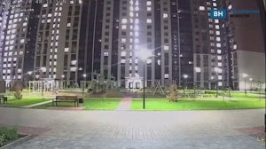 Подростки в масках сбросили пылесос с многоквартирного дома