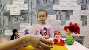 Куклы на пикнике Открываем яйца сюрпризы с интересным угощением