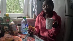 Африканка анн впервые пробует Сырники Колбасу Зефир и Кисель в России  230