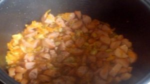 Картофель с сосисками в мультиварке