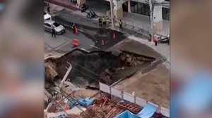 Момент обрушения части оживленной улицы в Бангкоке попал на видео