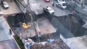 В Бангкоке  дорога в городе провалилась под землю