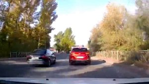 Обходит слева через сплошную