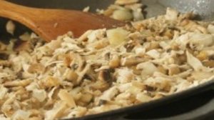 Жюльен из курицы в горшочках