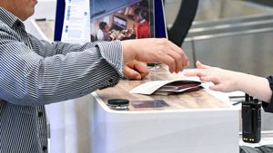 Россиянина не пустили в КНР из-за нечеткого штампа в загранпаспорте